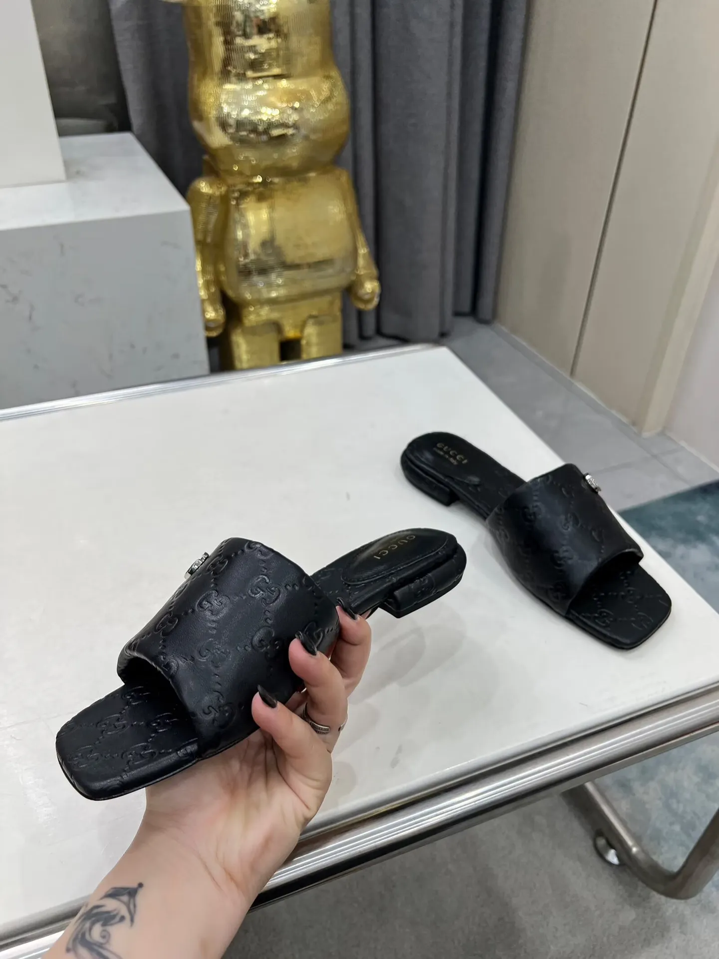 👟👟Ex-factory price 440👟👟 Women's Shoes Women's Clothing Gucci Double G slippers, a fashionable, high-end and full of personality✅ Very stable, comfortable and durable for daily use, convenient and unique for daily matching, a must-have classic for summer, the upper is made of GUCCI 3D embossed, genuine leather outsole Fabric: cowhide Lining/foot pads: sheepskin Color: black, white, brown, burgundy Code number: 35-42 (41 and 42 need to be customized) Packaging: Comes with cloth bag and card.